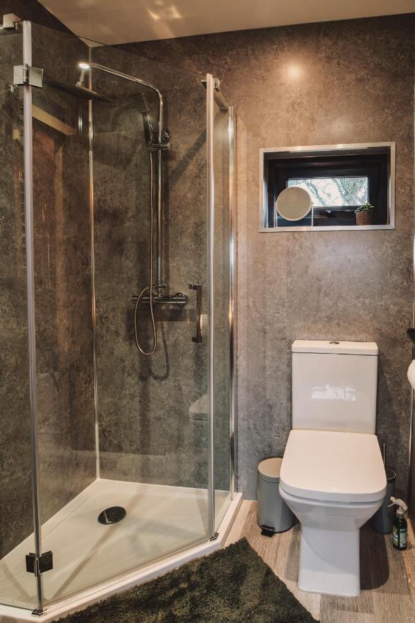 Luxury Glamping Cabin With Outdoor Bath On Cornish Flower Farm 트루로 외부 사진
