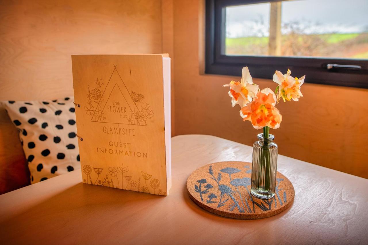 Luxury Glamping Cabin With Outdoor Bath On Cornish Flower Farm 트루로 외부 사진