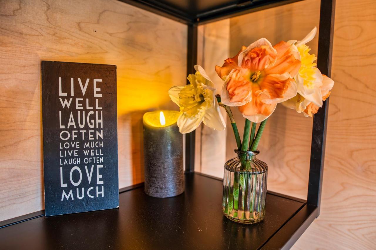Luxury Glamping Cabin With Outdoor Bath On Cornish Flower Farm 트루로 외부 사진