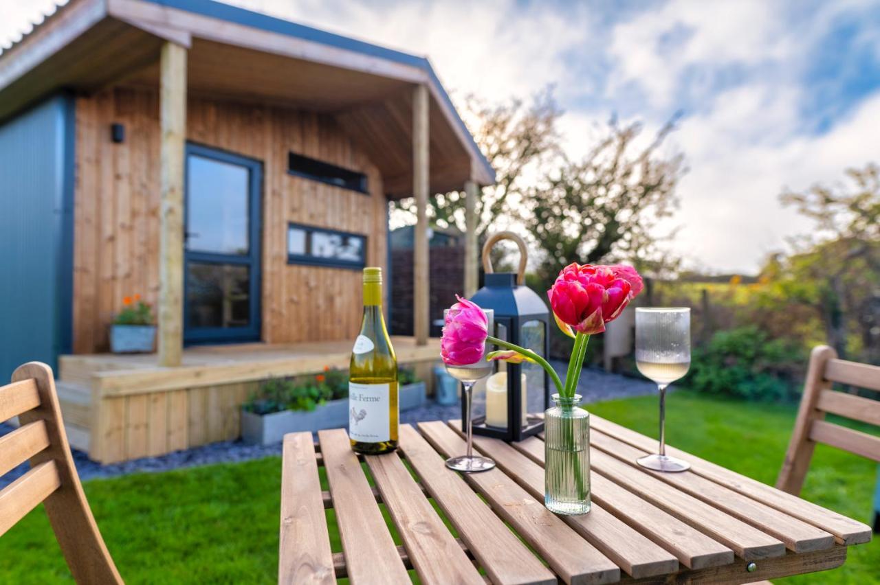 Luxury Glamping Cabin With Outdoor Bath On Cornish Flower Farm 트루로 외부 사진