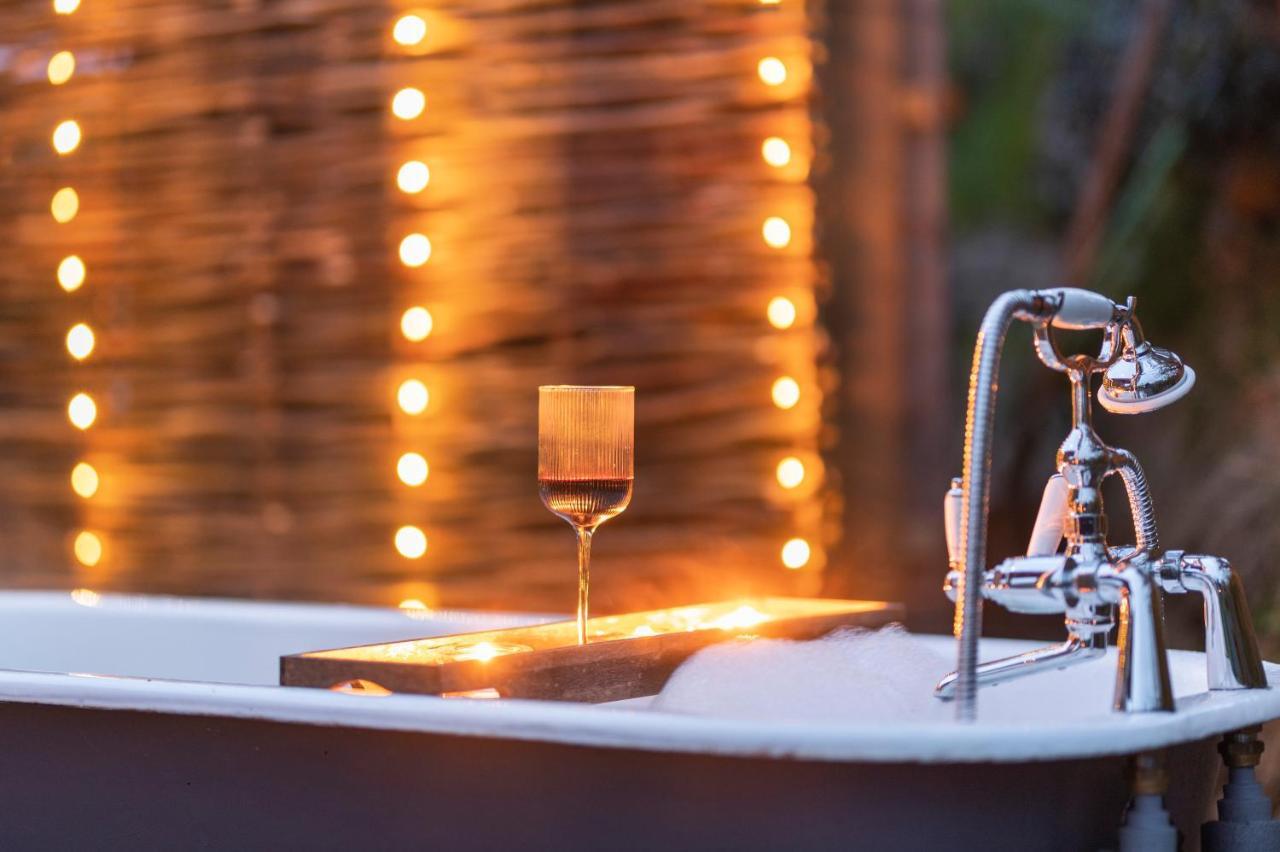 Luxury Glamping Cabin With Outdoor Bath On Cornish Flower Farm 트루로 외부 사진
